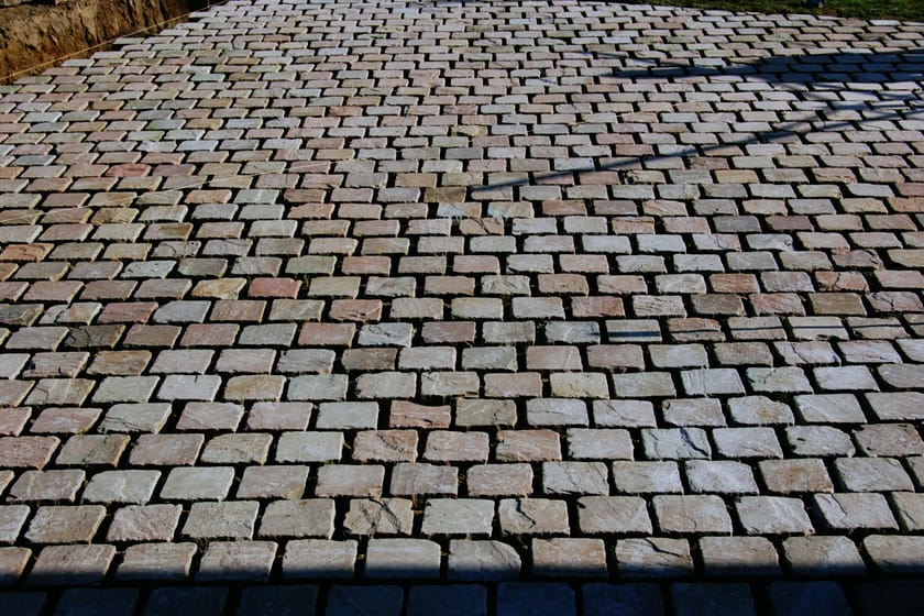 Allée carrossable en pavés pour accès voiture avec revêtement résistant