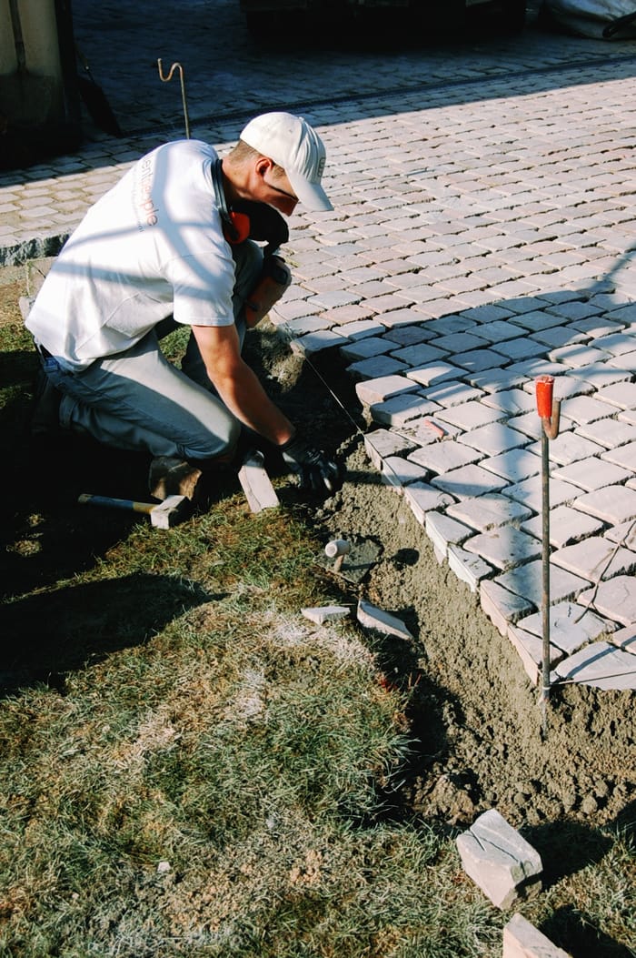 Allée carrossable en pavés pour accès voiture avec revêtement résistant