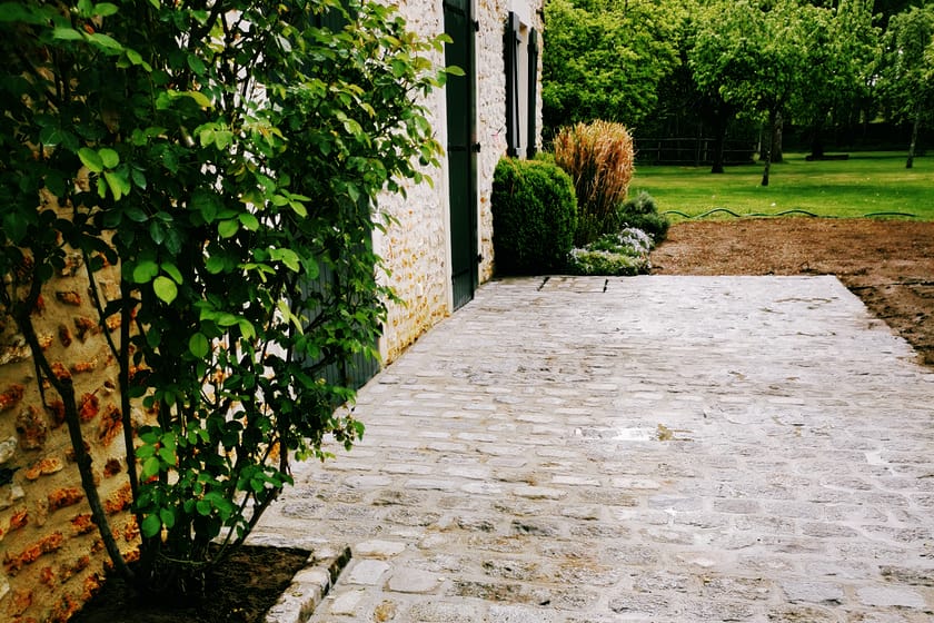 Création de terrasse en pierre naturelle avec dallage et aménagement paysager